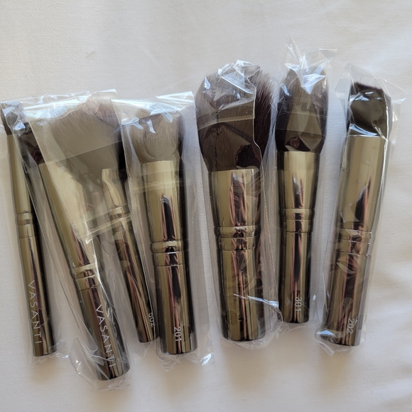 Vasanti Makeup Brush Set - Picture 2 of 5